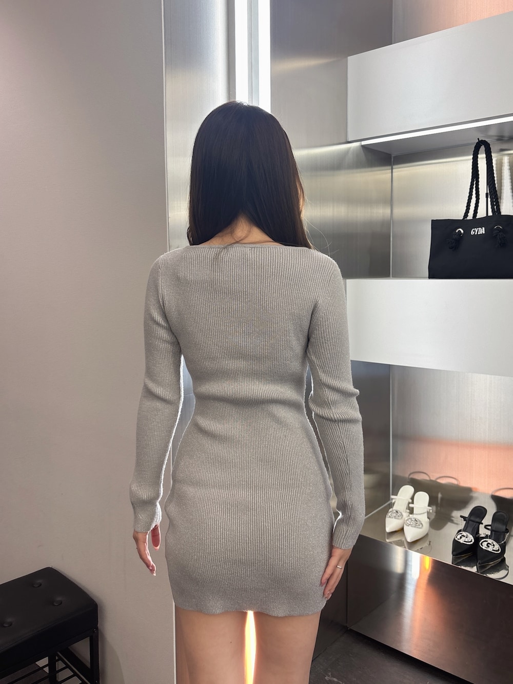 シルバー系のワンピース、ブラック系のブーツを着用したレディースの春コーディネートの6枚目の写真