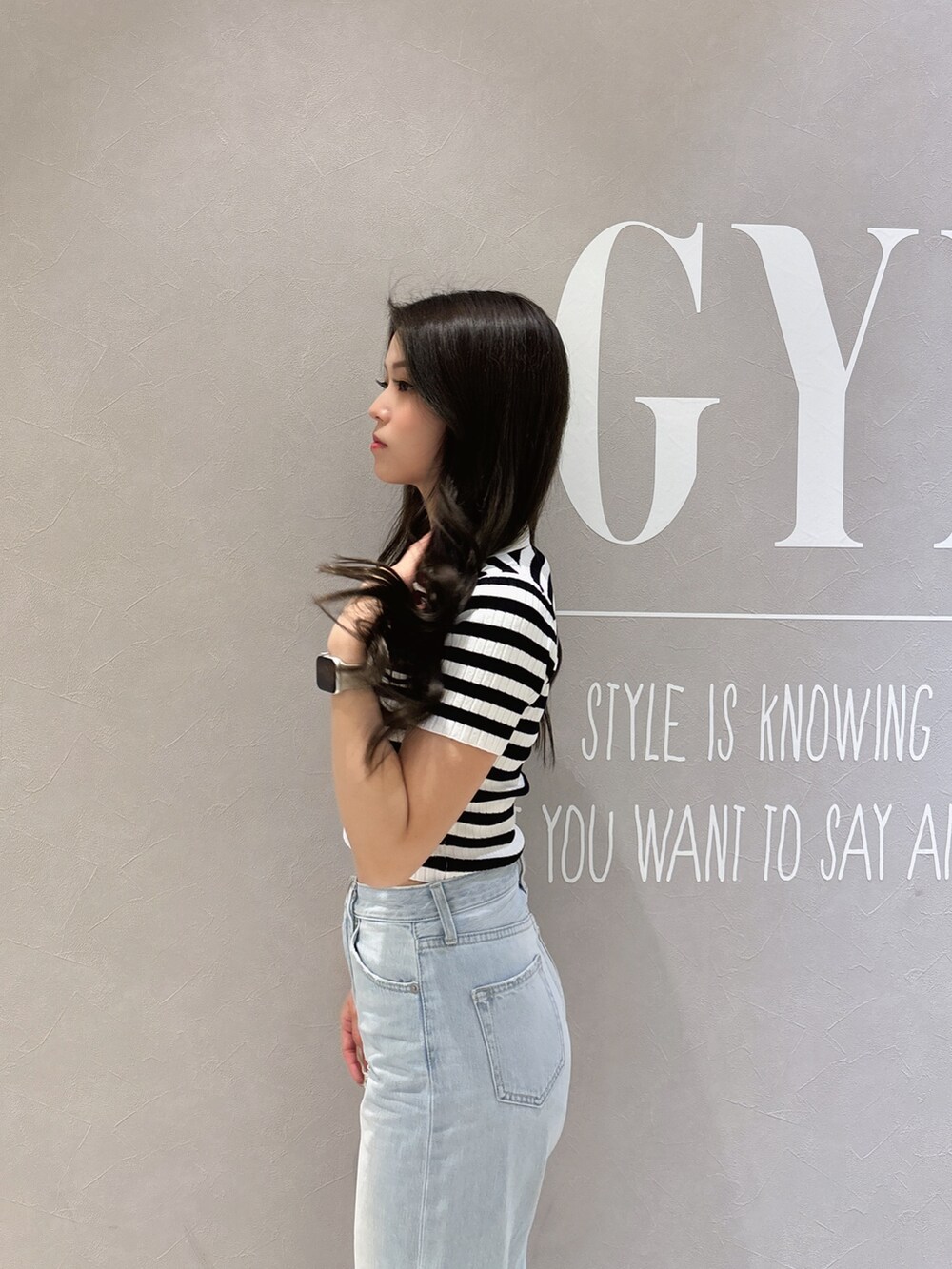 その他のニット/セーター、ブルー系のデニムパンツ、ホワイト系のパンプスを着用したレディースの春コーディネートの6枚目の写真