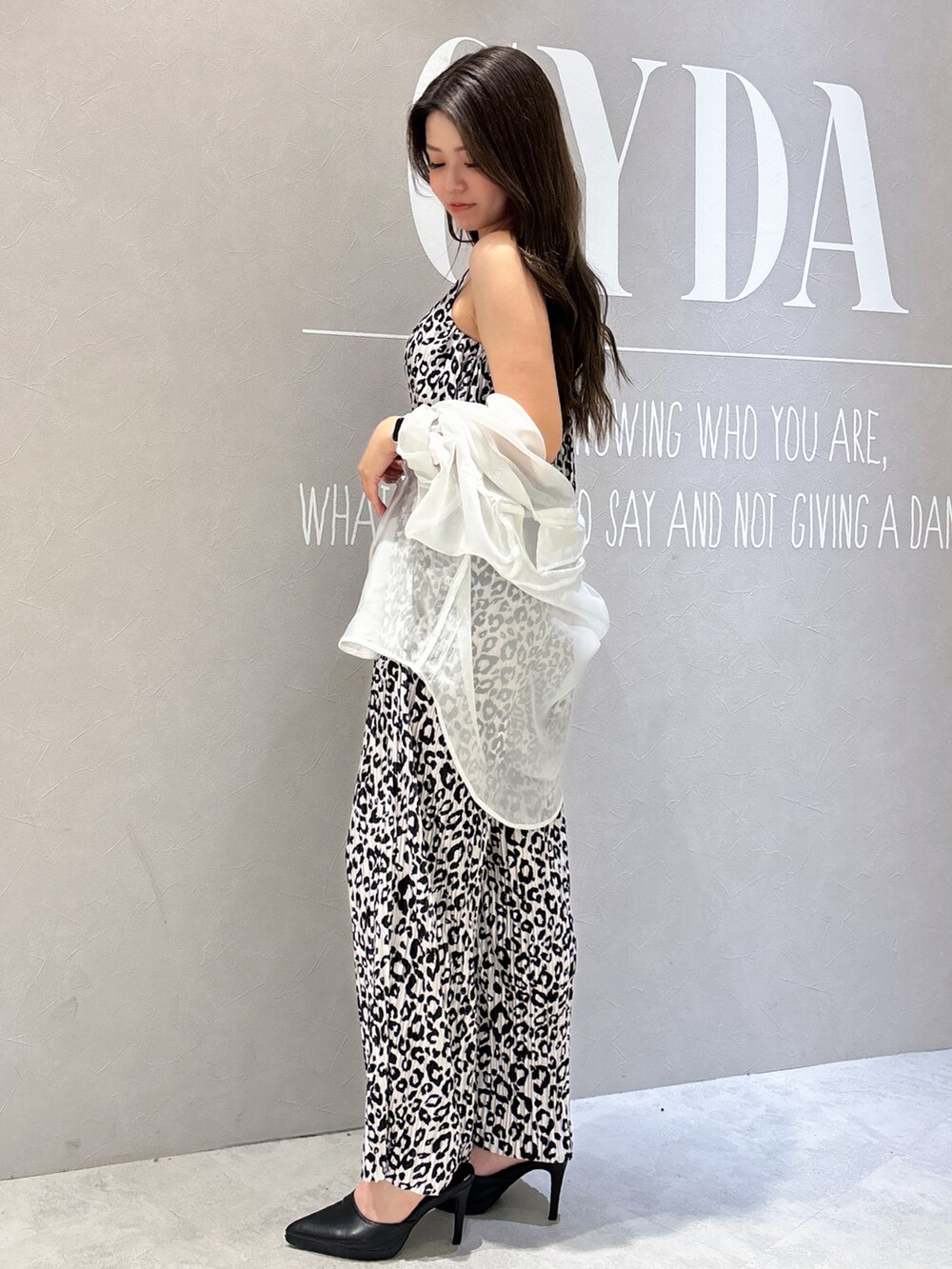 その他のキャミソール、その他のキャミソール、ホワイト系のシャツ/ブラウスを着用したレディースの春コーディネートの2枚目の写真