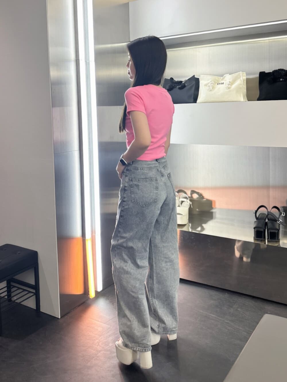 ホワイト系のサンダル、ブルー系のデニムパンツ、ピンク系のTシャツ/カットソーを着用したレディースの春コーディネートの2枚目の写真