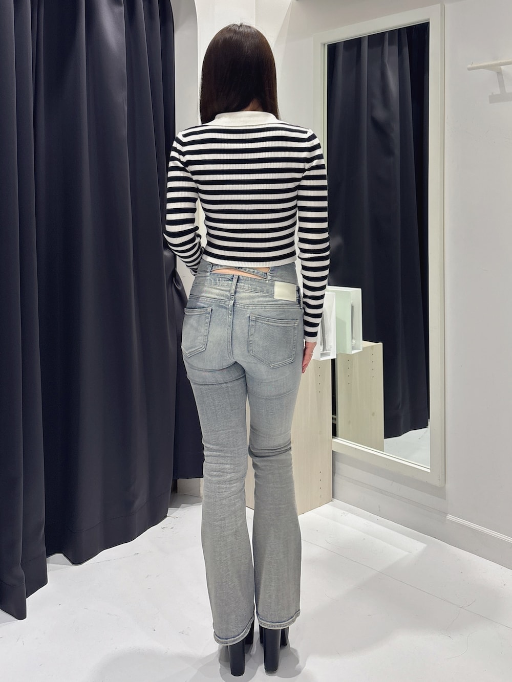 その他のニット/セーター、ブルー系のデニムパンツ、ブラック系のブーツを着用したレディースの冬コーディネートの3枚目の写真