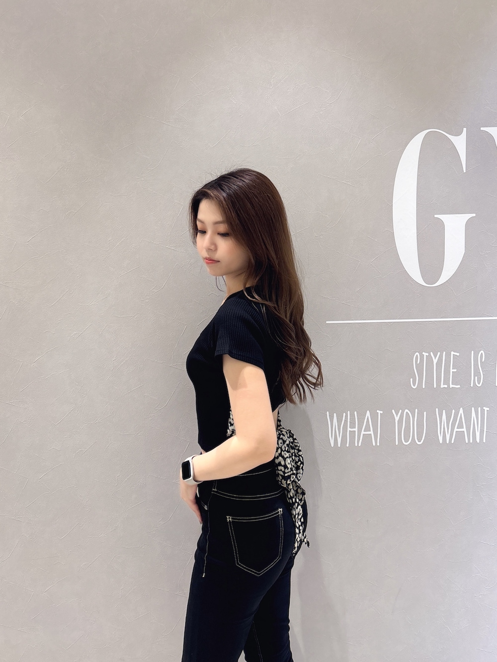 ブラック系のTシャツ/カットソー、ブラック系のデニムパンツ、ホワイト系のパンプスを着用したレディースの春コーディネートの5枚目の写真