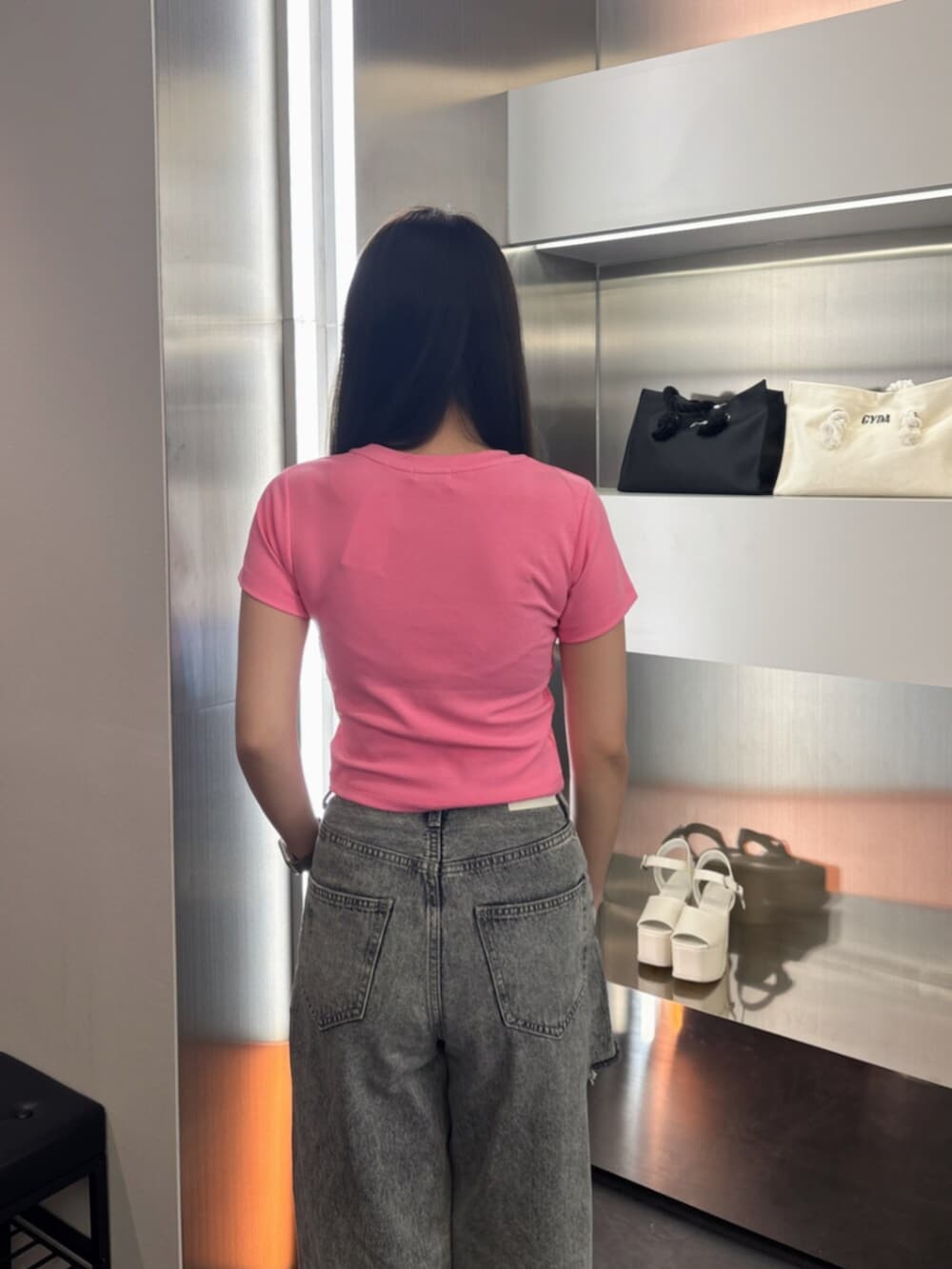 ホワイト系のサンダル、ブルー系のデニムパンツ、ピンク系のTシャツ/カットソーを着用したレディースの春コーディネートの5枚目の写真