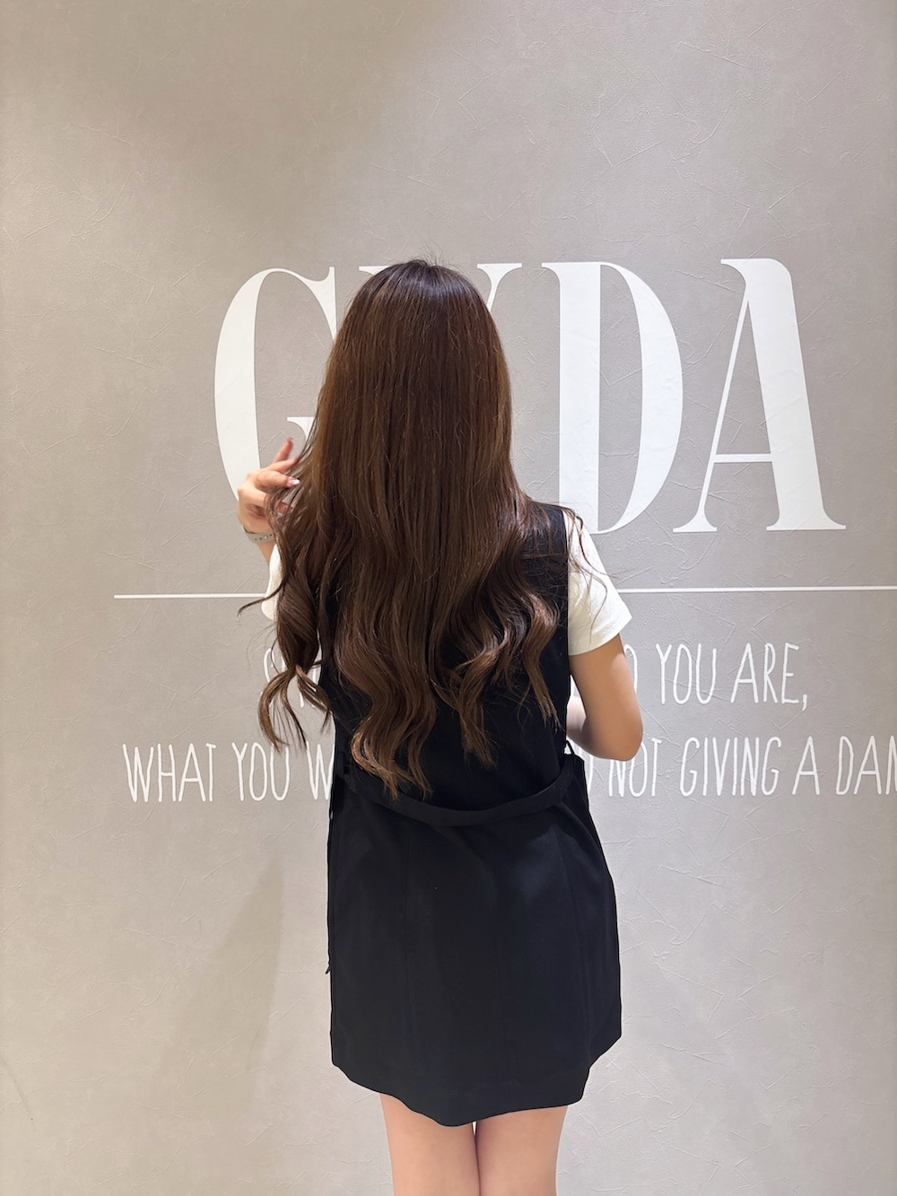 ブラック系のサンダル、ブラック系のベスト、ブラック系のその他パンツを着用したレディースの春コーディネートの7枚目の写真