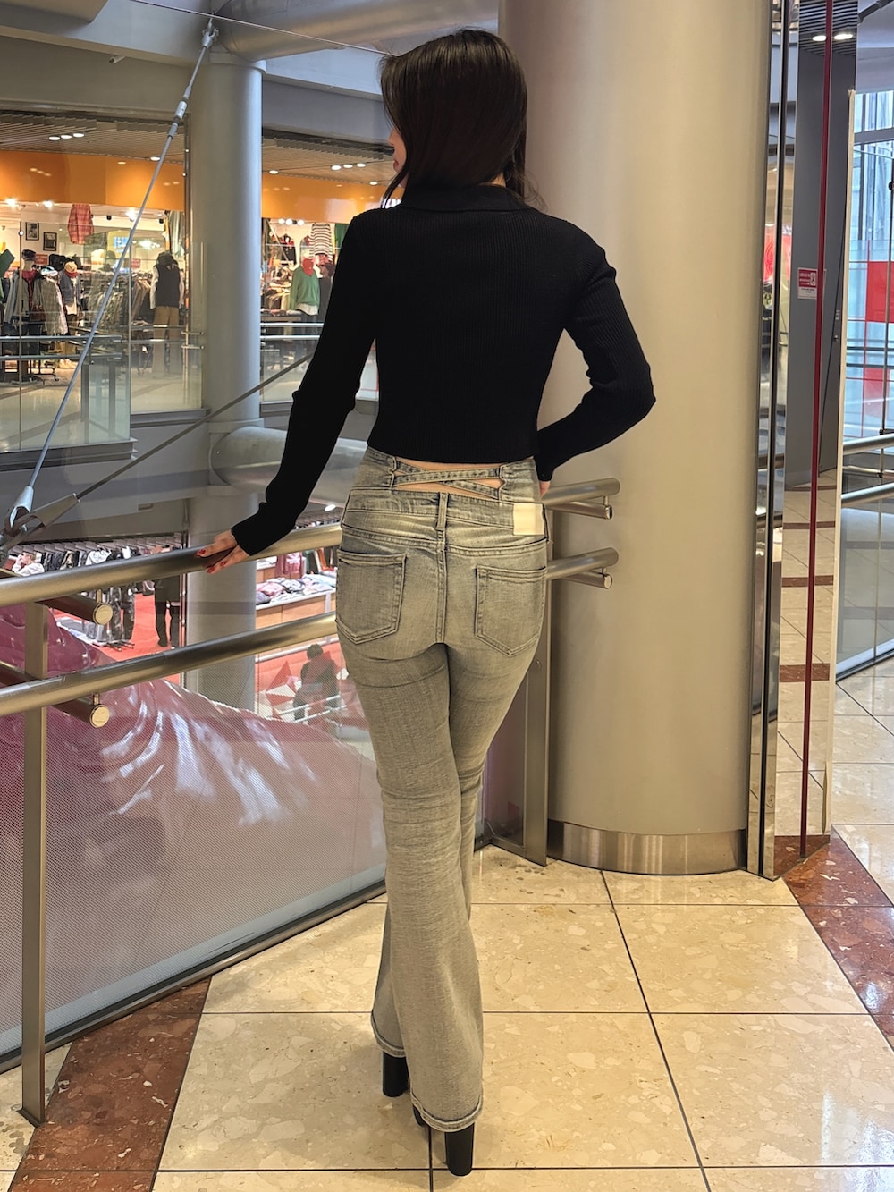 その他のニット/セーター、ブルー系のデニムパンツ、ブラック系のブーツを着用したレディースの春コーディネートの3枚目の写真