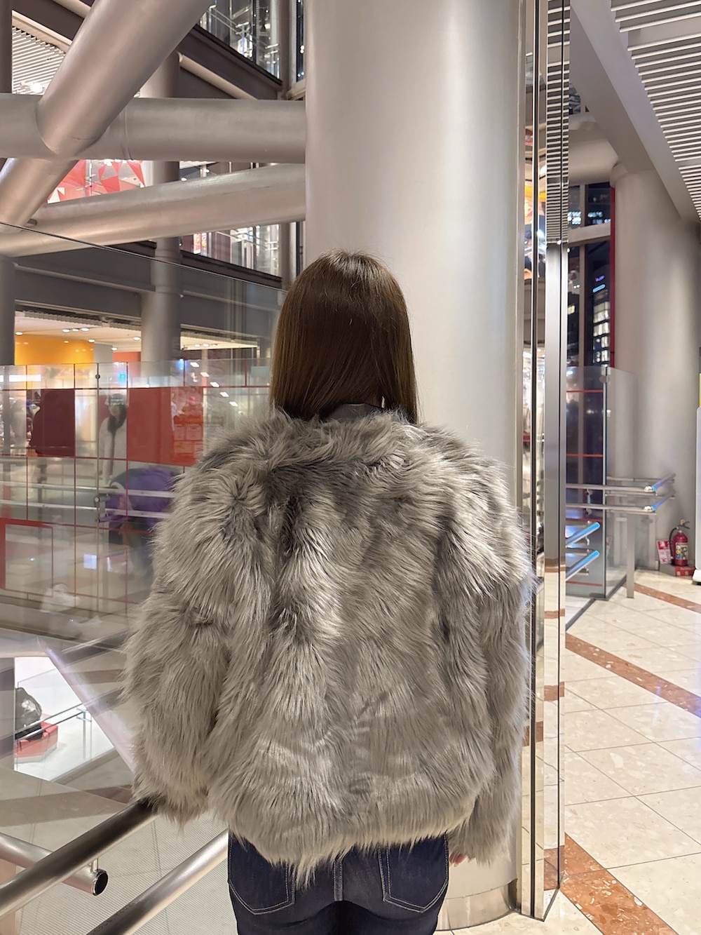 その他のニット/セーター、グレー系のライダースジャケット、ブルー系のデニムパンツを着用したレディースの冬コーディネートの5枚目の写真