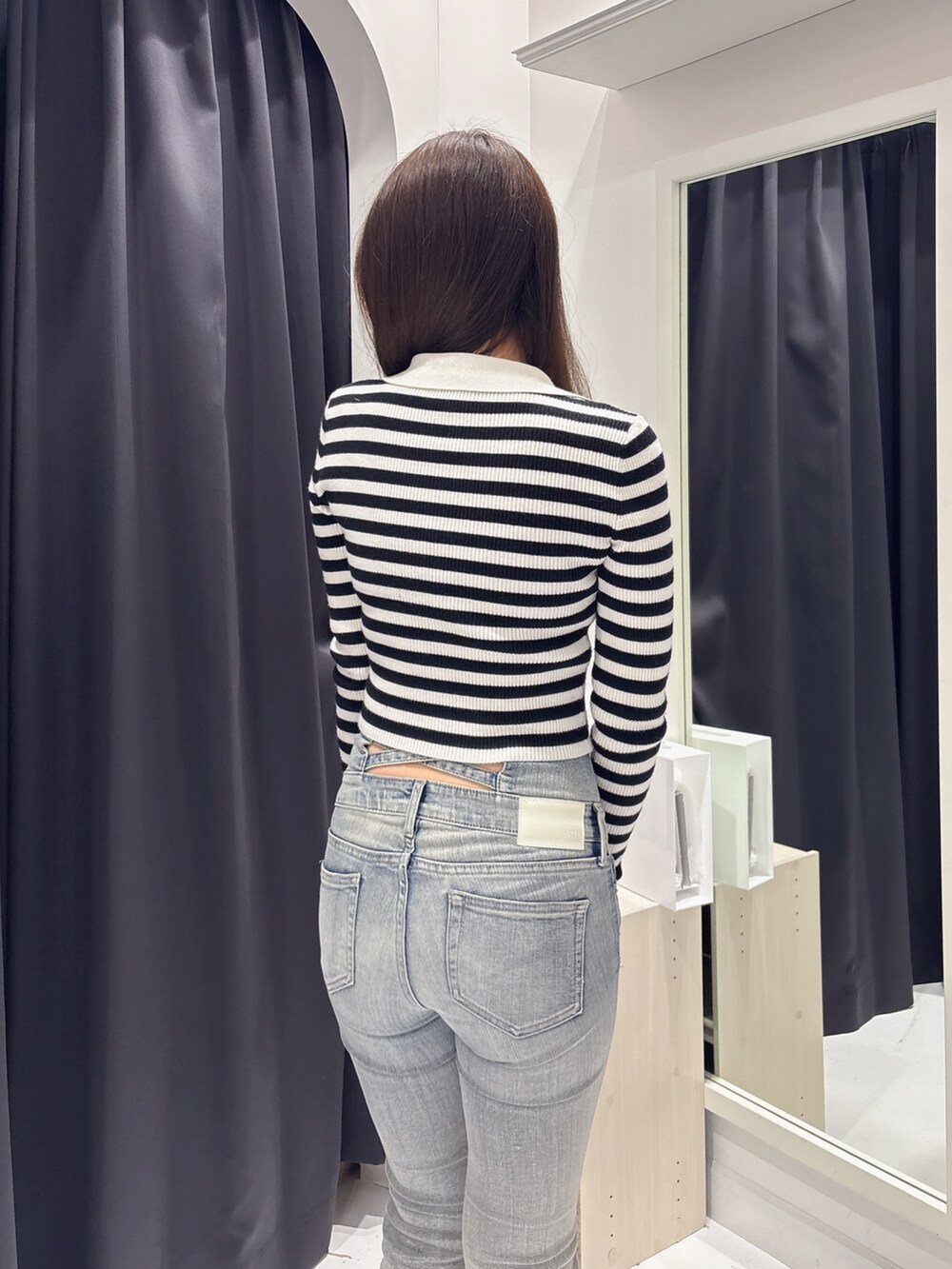 その他のニット/セーター、ブルー系のデニムパンツ、ブラック系のブーツを着用したレディースの冬コーディネートの6枚目の写真