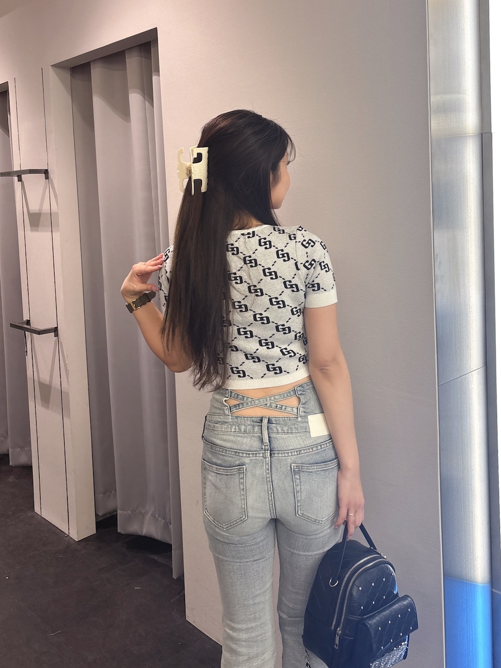ホワイト系のTシャツ/カットソー、ブルー系のデニムパンツ、ホワイト系のバックパック/リュックを着用したレディースの夏コーディネートの6枚目の写真