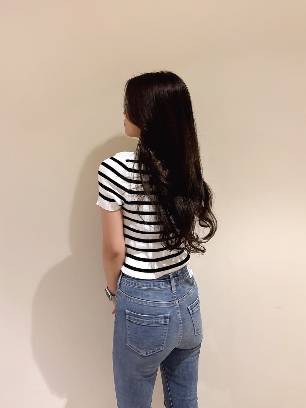 その他のニット/セーター、ブルー系のデニムパンツ、ホワイト系のパンプスを着用したレディースの夏コーディネートの6枚目の写真