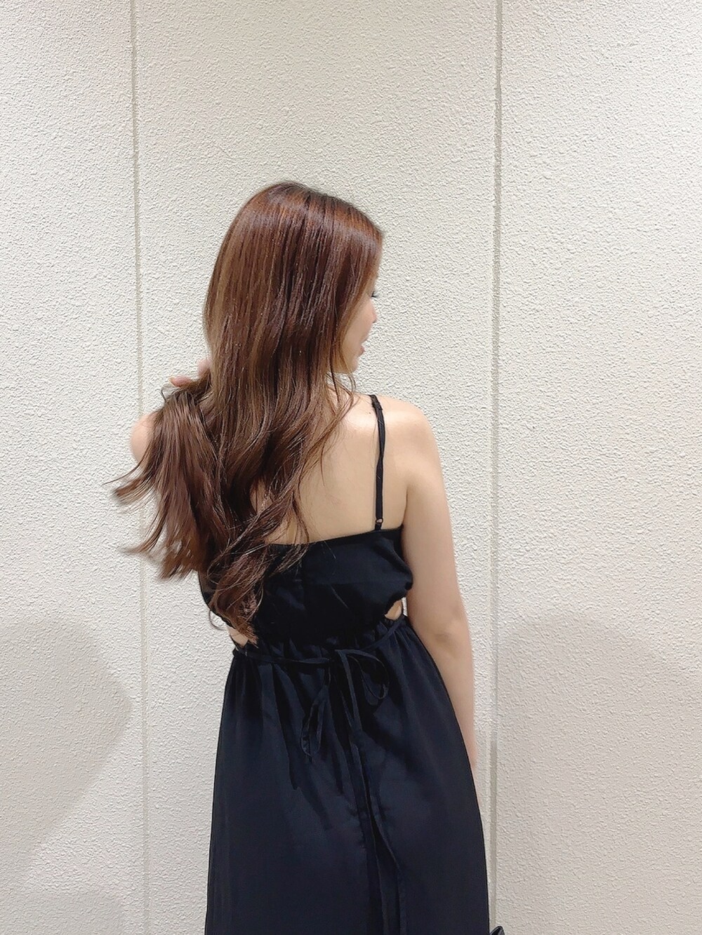 ブラック系のワンピース、ブラック系のショルダーバッグ、ホワイト系のサンダルを着用したレディースの夏コーディネートの8枚目の写真