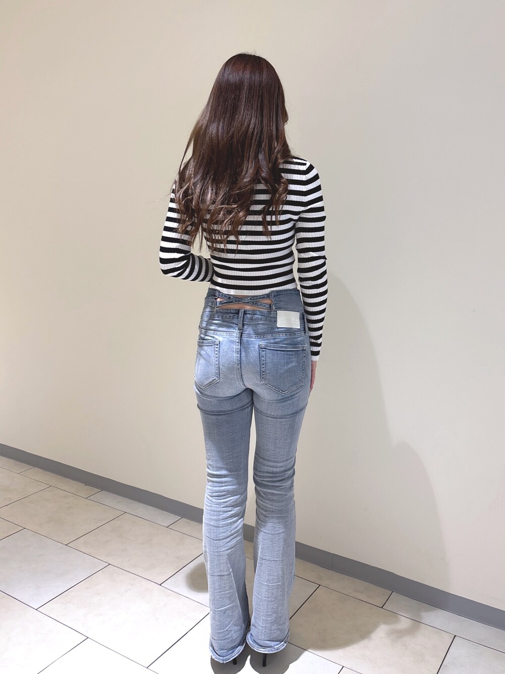 その他のニット/セーター、ブルー系のデニムパンツ、ブラック系のパンプスを着用したレディースの冬コーディネートの4枚目の写真