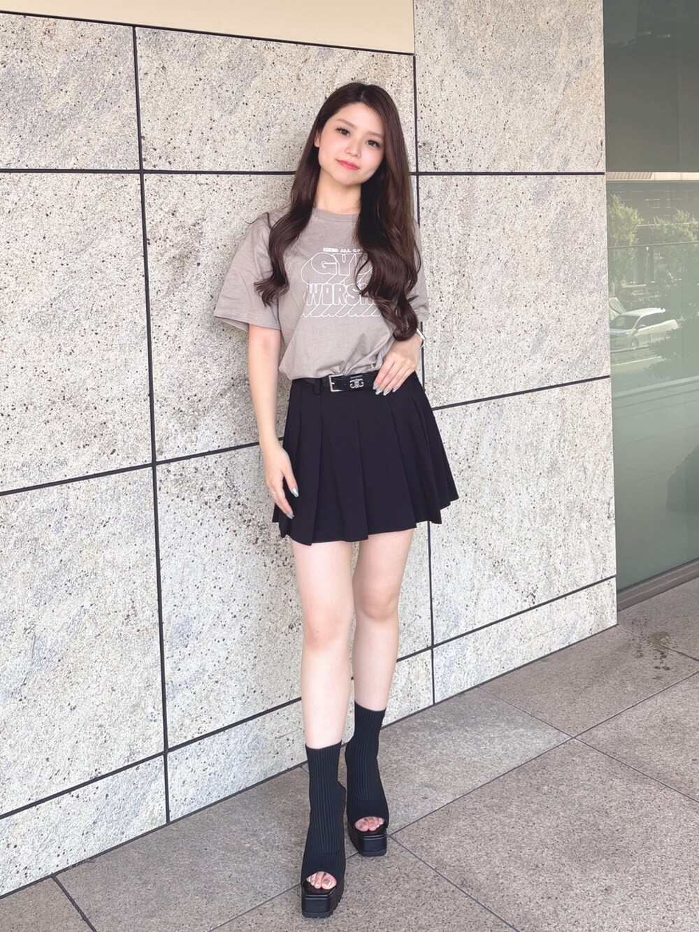 ベージュ系のTシャツ/カットソー、ブラック系のスカート、ブラック系のブーツを着用したレディースの夏コーディネートの2枚目の写真