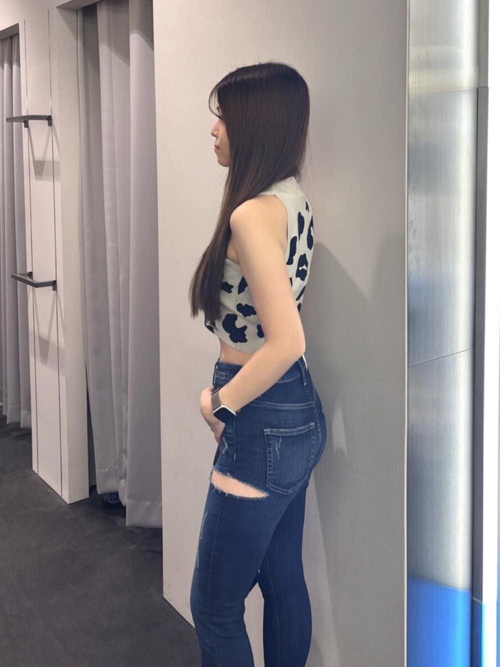 ブルー系のデニムパンツ、ホワイト系のサンダル、ピンク系のボストンバッグを着用したレディースの夏コーディネートの5枚目の写真