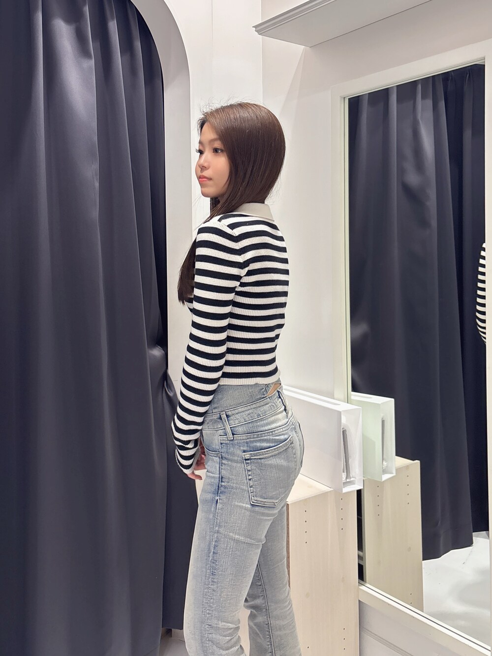 その他のニット/セーター、ブルー系のデニムパンツ、ブラック系のブーツを着用したレディースの冬コーディネートの5枚目の写真