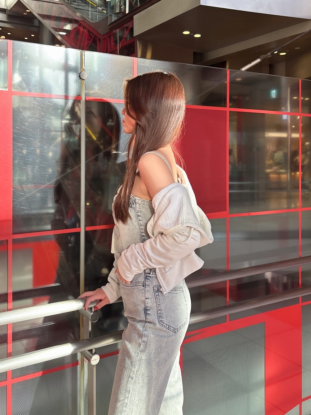 ブルー系のつなぎ/オールインワン、ホワイト系のパーカー、ブラック系のブーツを着用したレディースの冬コーディネートの5枚目の写真