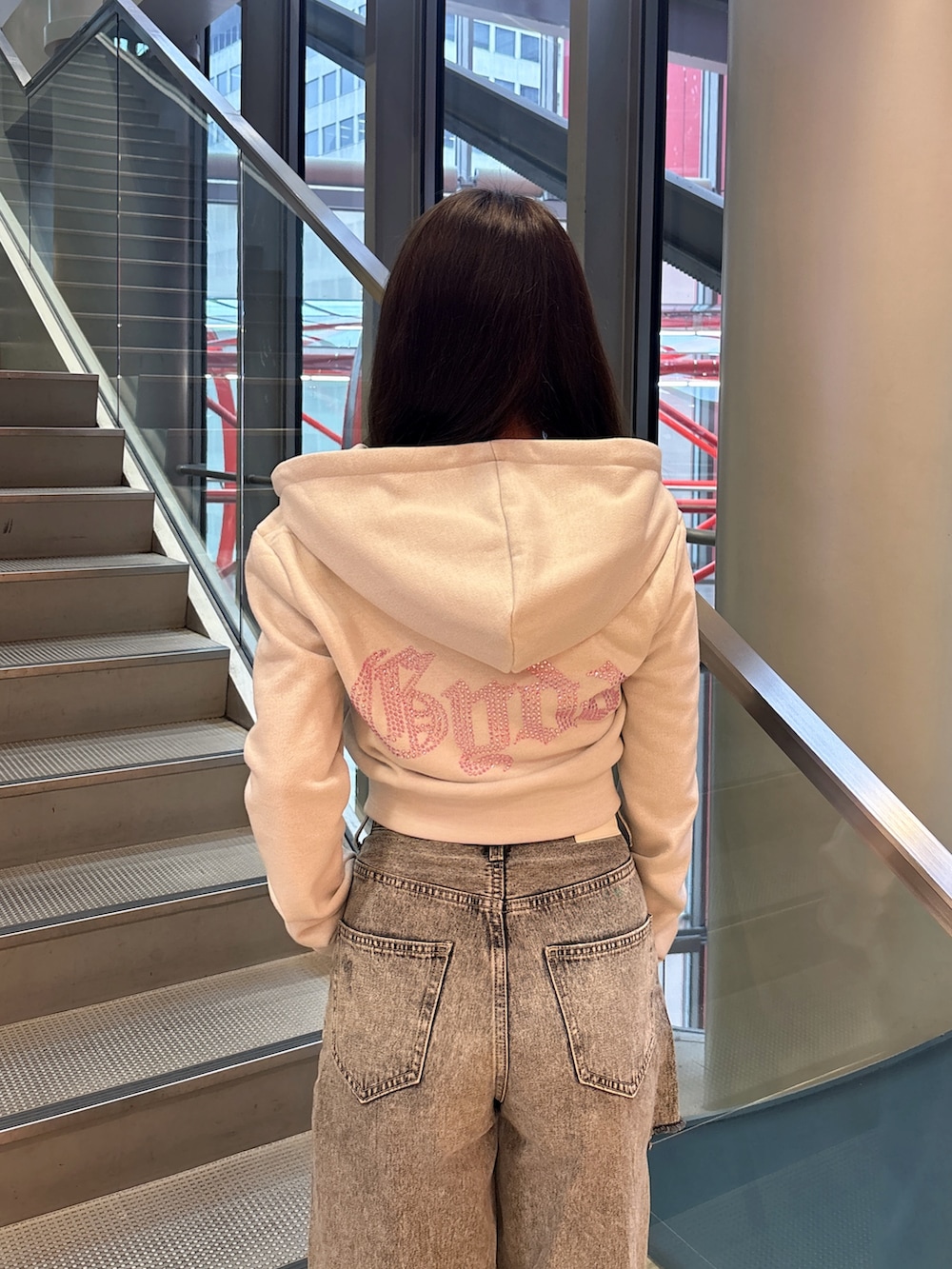 ホワイト系のパーカー、ブルー系のデニムパンツ、ホワイト系のサンダルを着用したレディースの春コーディネートの6枚目の写真