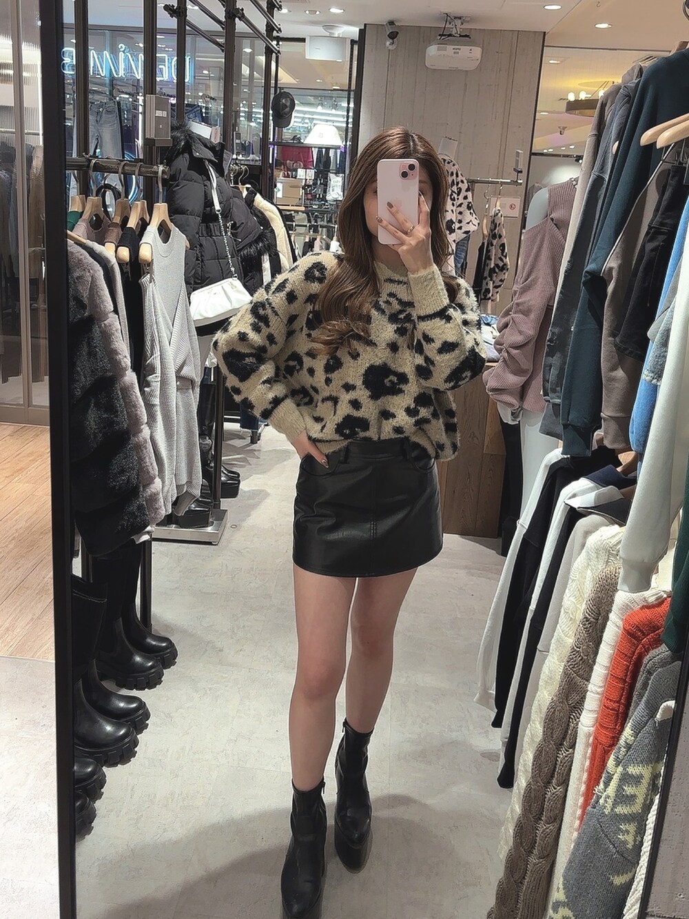 ベージュ系のニット/セーター、ブラック系のスカート、ブラック系のブーツを着用したレディースの冬コーディネートの3枚目の写真