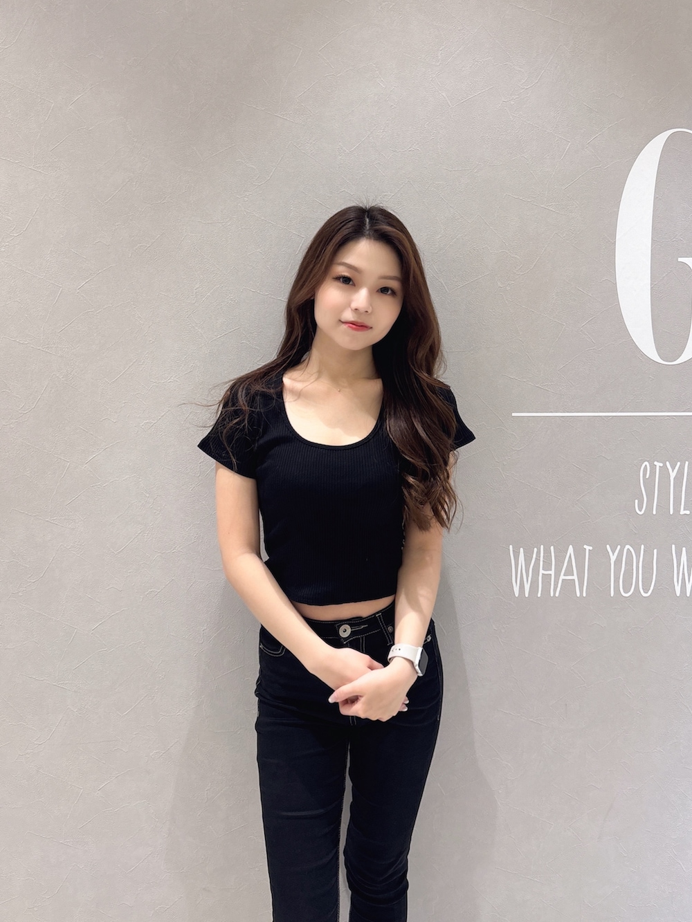 ブラック系のTシャツ/カットソー、ブラック系のデニムパンツ、ホワイト系のパンプスを着用したレディースの春コーディネートの4枚目の写真