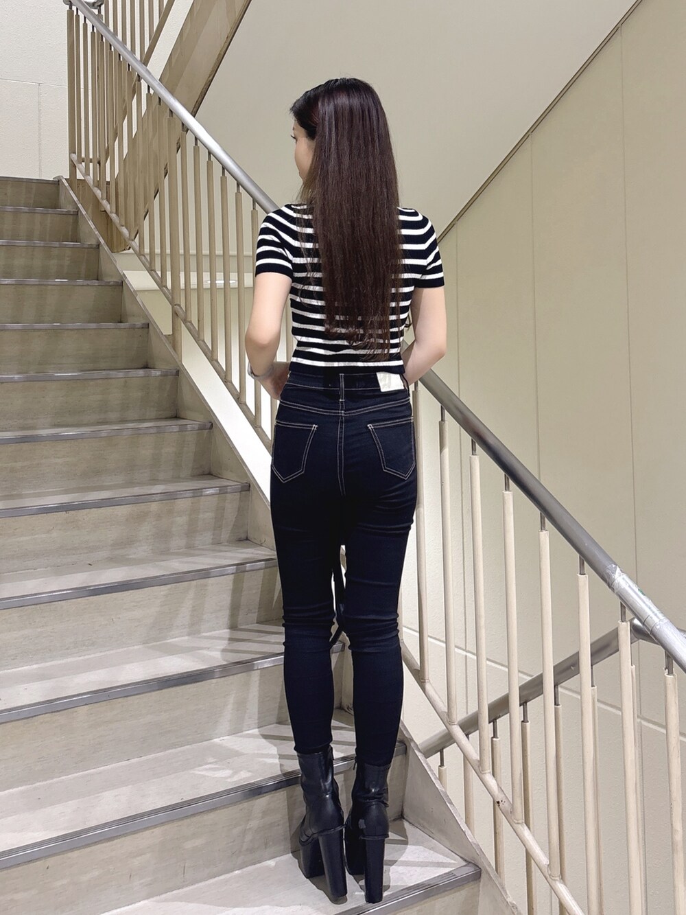 その他のニット/セーター、ブラック系のデニムパンツ、ブラック系のバックパック/リュックを着用したレディースの秋コーディネートの3枚目の写真