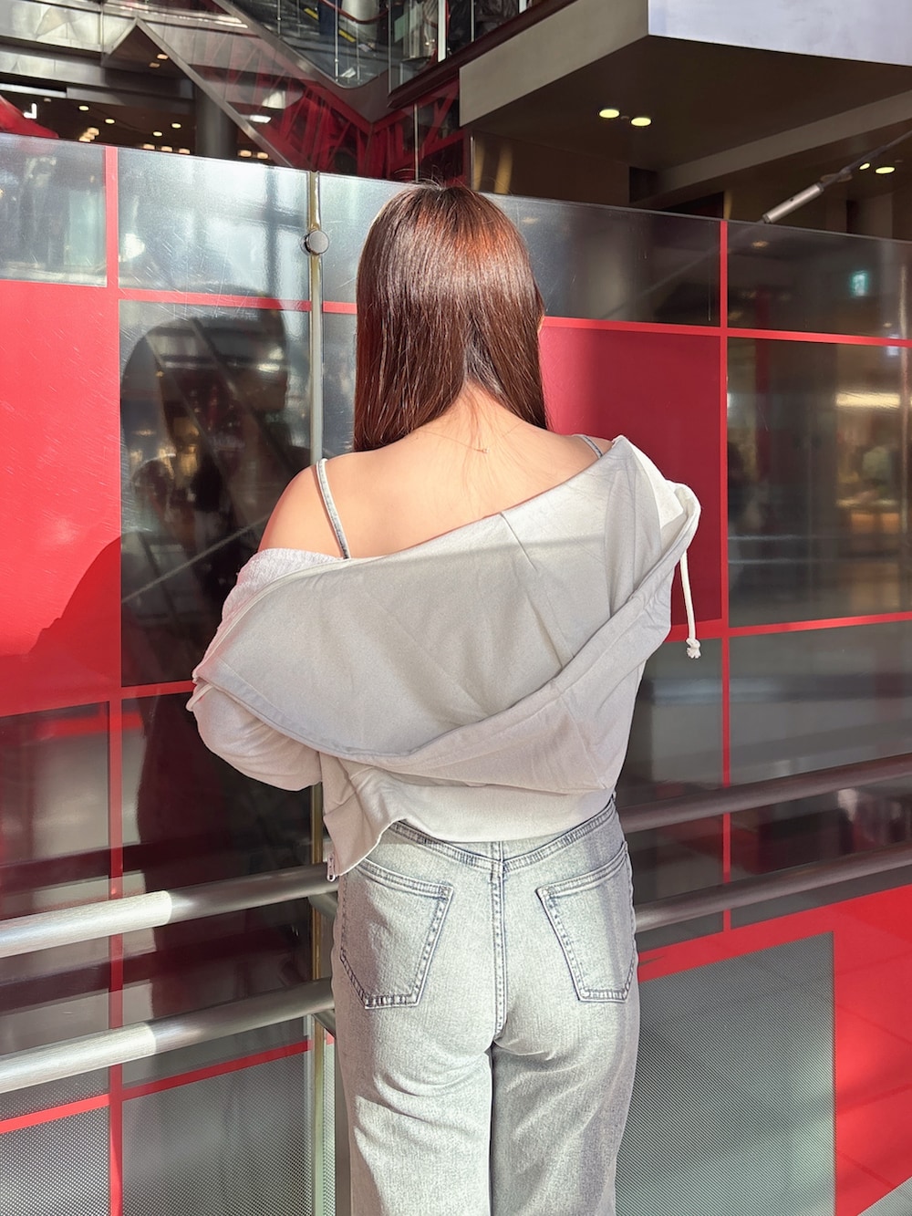 ブルー系のつなぎ/オールインワン、ホワイト系のパーカー、ブラック系のブーツを着用したレディースの冬コーディネートの6枚目の写真