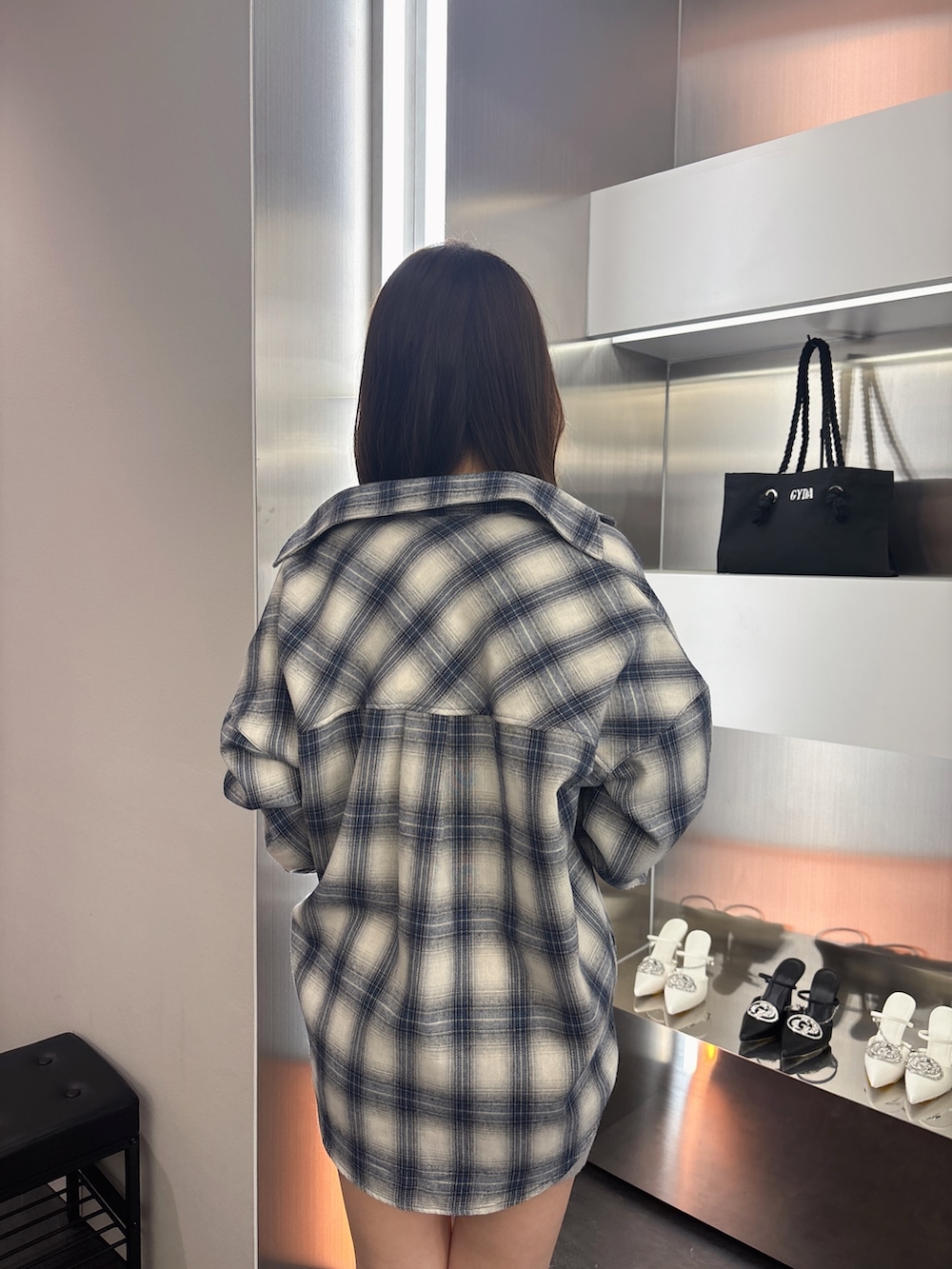 シルバー系のワンピース、ブルー系のシャツ/ブラウス、ブラック系のブーツを着用したレディースの春コーディネートの6枚目の写真