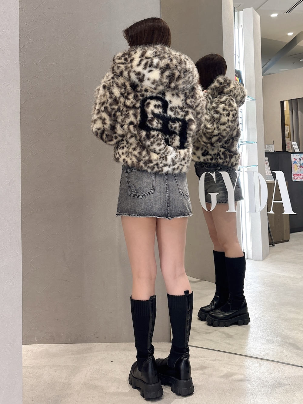 その他のブルゾン、ホワイト系のニット/セーター、ブルー系のデニムスカートを着用したレディースの秋コーディネートの3枚目の写真