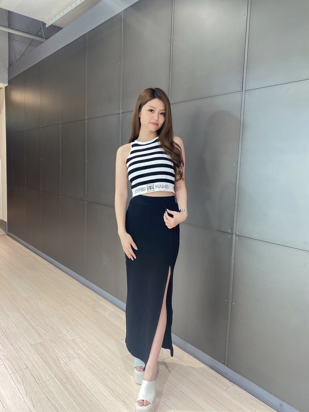 その他のタンクトップ、ブラック系のスカート、ホワイト系のサンダルを着用したレディースの夏コーディネートの2枚目の写真