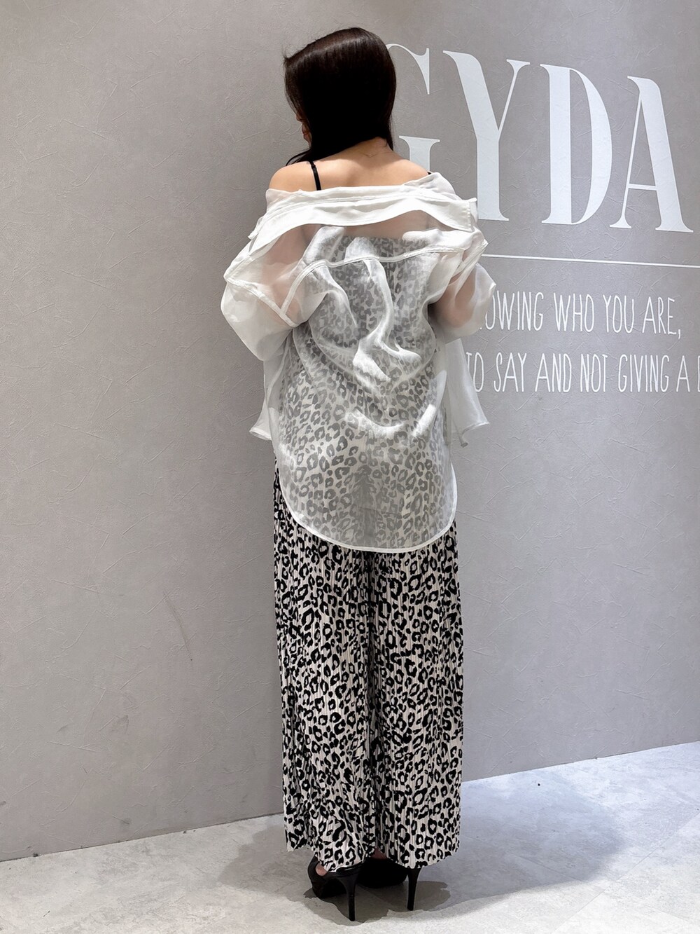 その他のキャミソール、その他のキャミソール、ホワイト系のシャツ/ブラウスを着用したレディースの春コーディネートの3枚目の写真