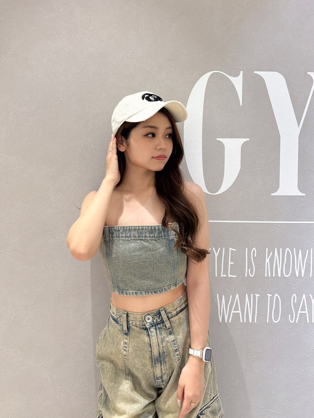 ブルー系のキャミソール、ブルー系のデニムパンツ、ブラック系のサンダルを着用したレディースの夏コーディネートの4枚目の写真