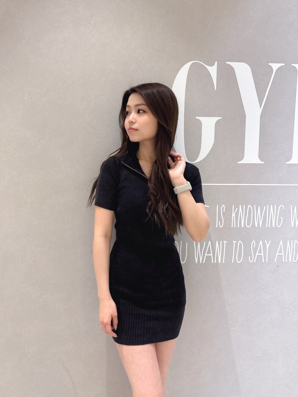 ブラック系のワンピース、ブラック系のブーツを着用したレディースの春コーディネートの4枚目の写真