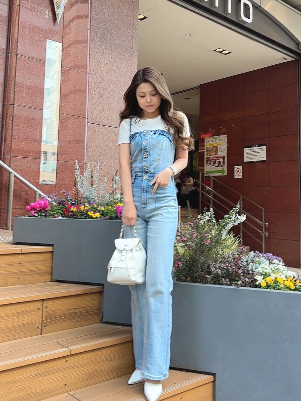 ホワイト系のTシャツ/カットソー、ブルー系のサロペット/オーバーオール、ホワイト系のバックパック/リュックを着用したレディースの春コーディネートの2枚目の写真