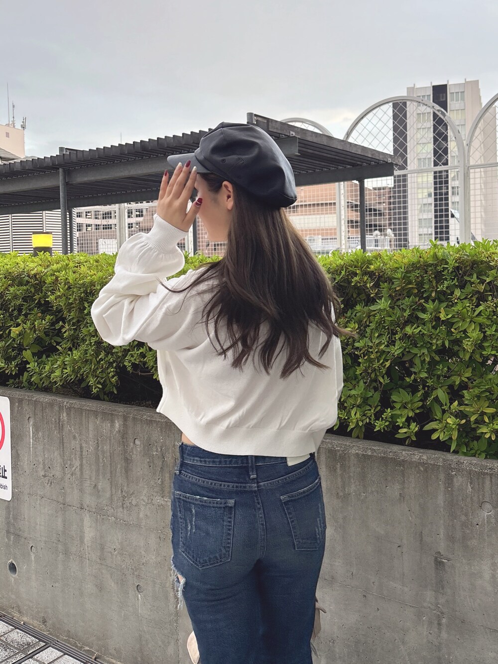 ホワイト系のニット/セーター、ブルー系のデニムパンツ、ベージュ系のショルダーバッグを着用したレディースの秋コーディネートの8枚目の写真