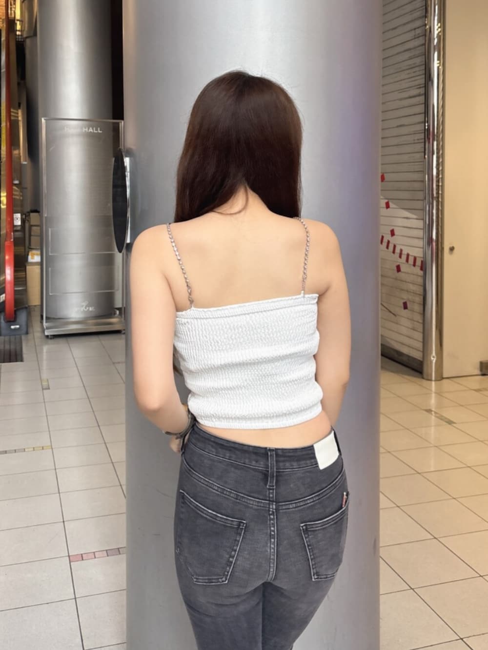 ホワイト系のサンダル、ホワイト系のシャツ/ブラウス、ブラック系のデニムパンツを着用したレディースの夏コーディネートの6枚目の写真