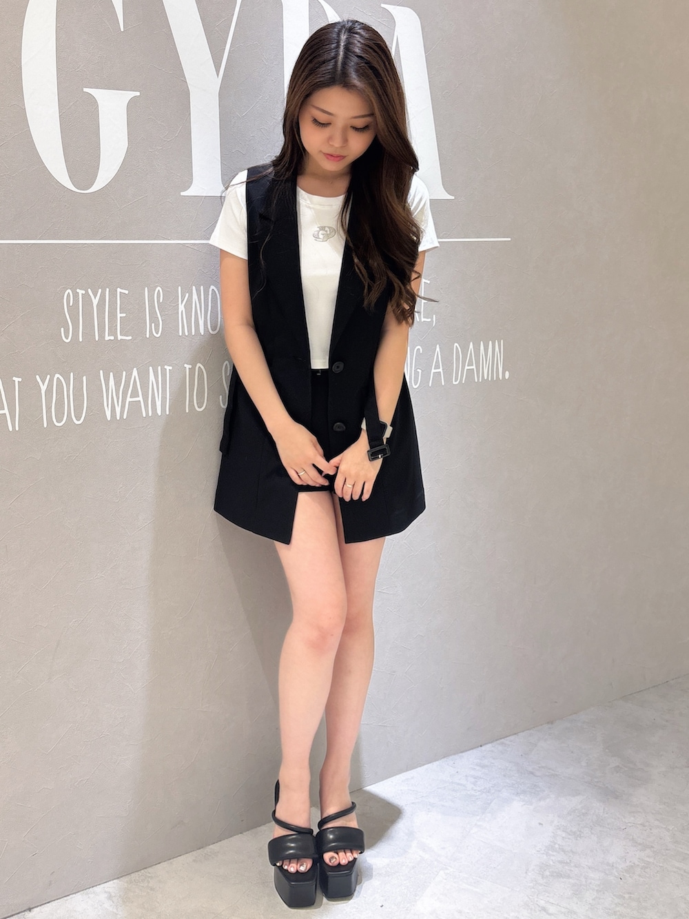 ブラック系のサンダル、ブラック系のベスト、ブラック系のその他パンツを着用したレディースの春コーディネートの2枚目の写真