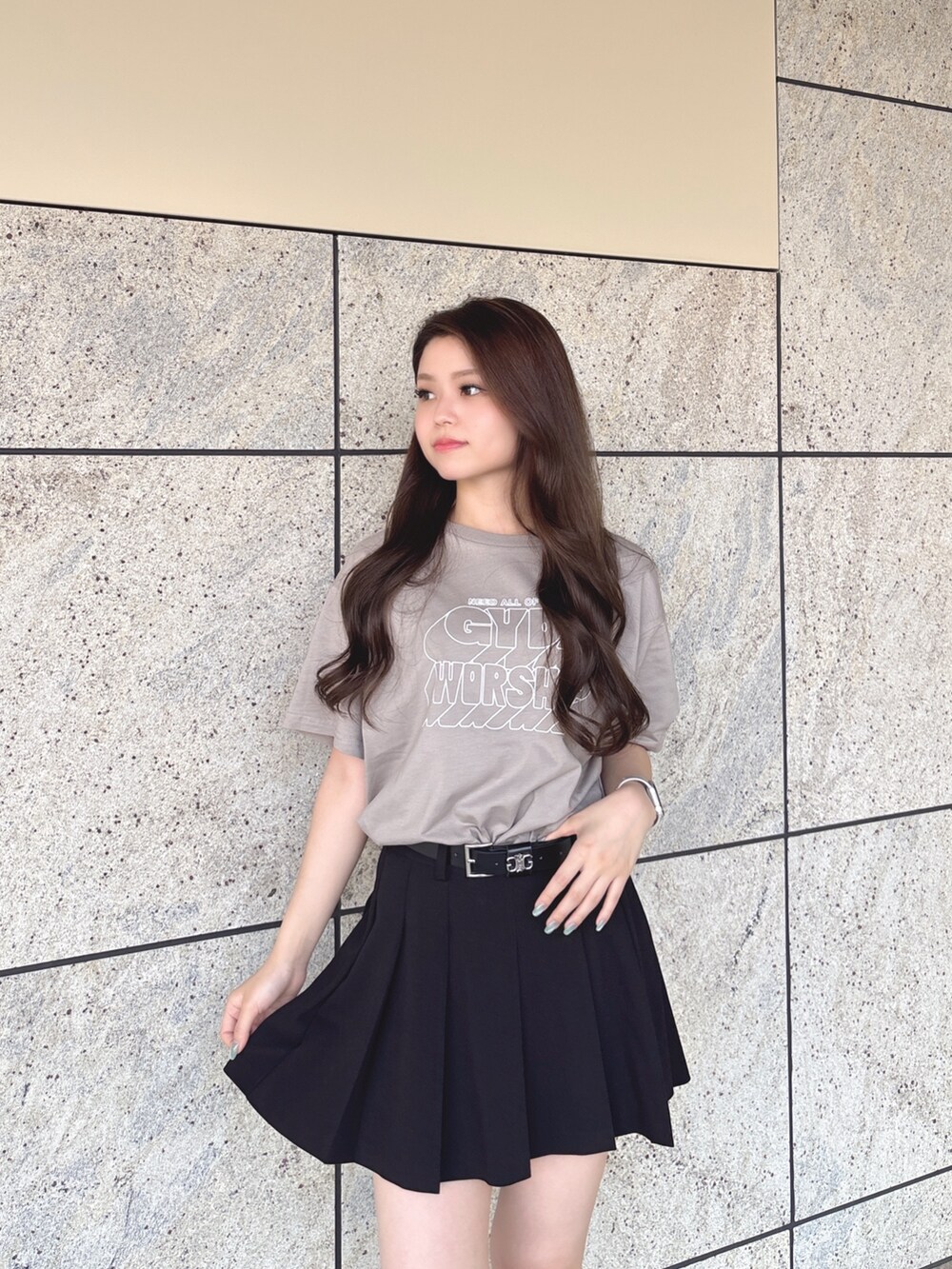 ベージュ系のTシャツ/カットソー、ブラック系のスカート、ブラック系のブーツを着用したレディースの夏コーディネートの5枚目の写真