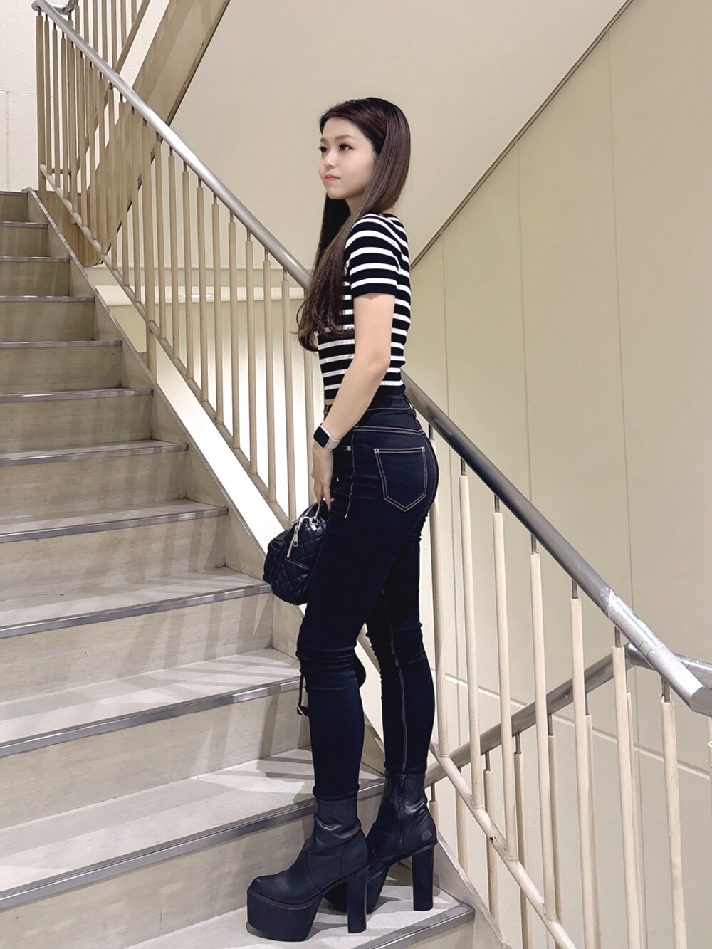 その他のニット/セーター、ブラック系のデニムパンツ、ブラック系のバックパック/リュックを着用したレディースの秋コーディネートの2枚目の写真