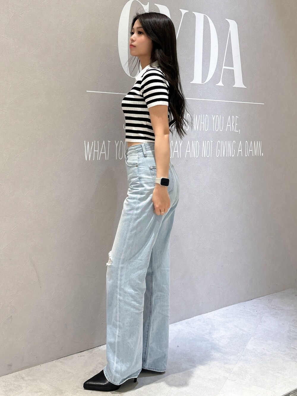 その他のニット/セーター、ブルー系のデニムパンツ、ホワイト系のパンプスを着用したレディースの春コーディネートの3枚目の写真