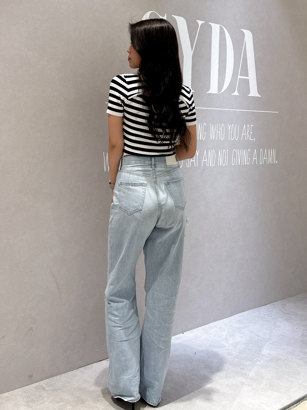 その他のニット/セーター、ブルー系のデニムパンツ、ホワイト系のパンプスを着用したレディースの春コーディネートの4枚目の写真