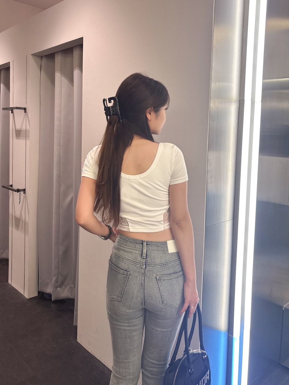 ホワイト系のTシャツ/カットソー、ブルー系のデニムパンツ、ピンク系のボストンバッグを着用したレディースの夏コーディネートの6枚目の写真
