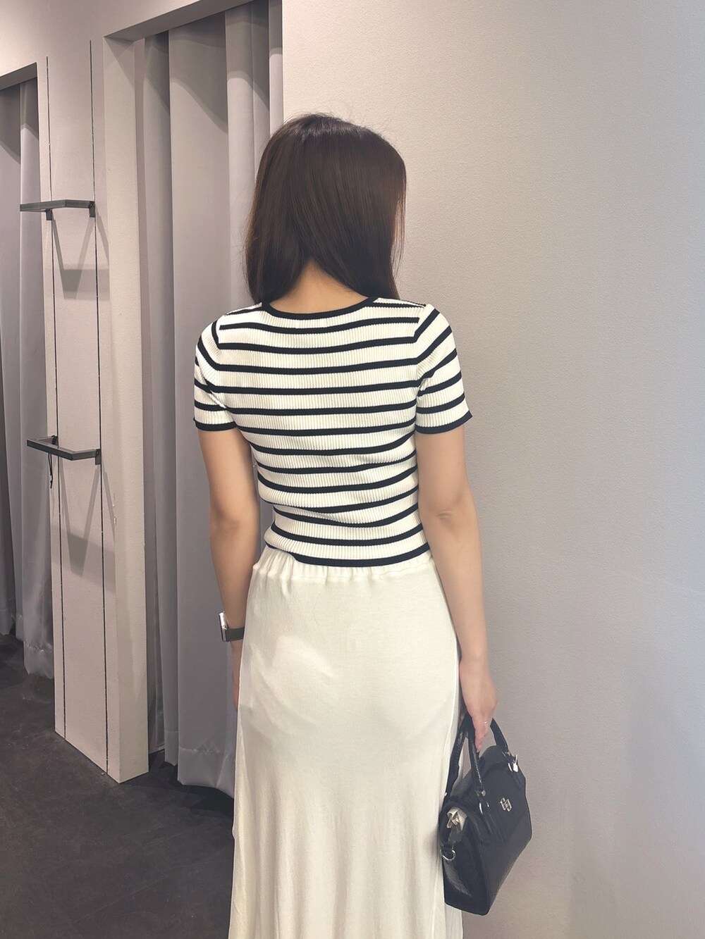 その他のTシャツ/カットソー、ホワイト系のスカート、ホワイト系のハンドバッグを着用したレディースの夏コーディネートの6枚目の写真