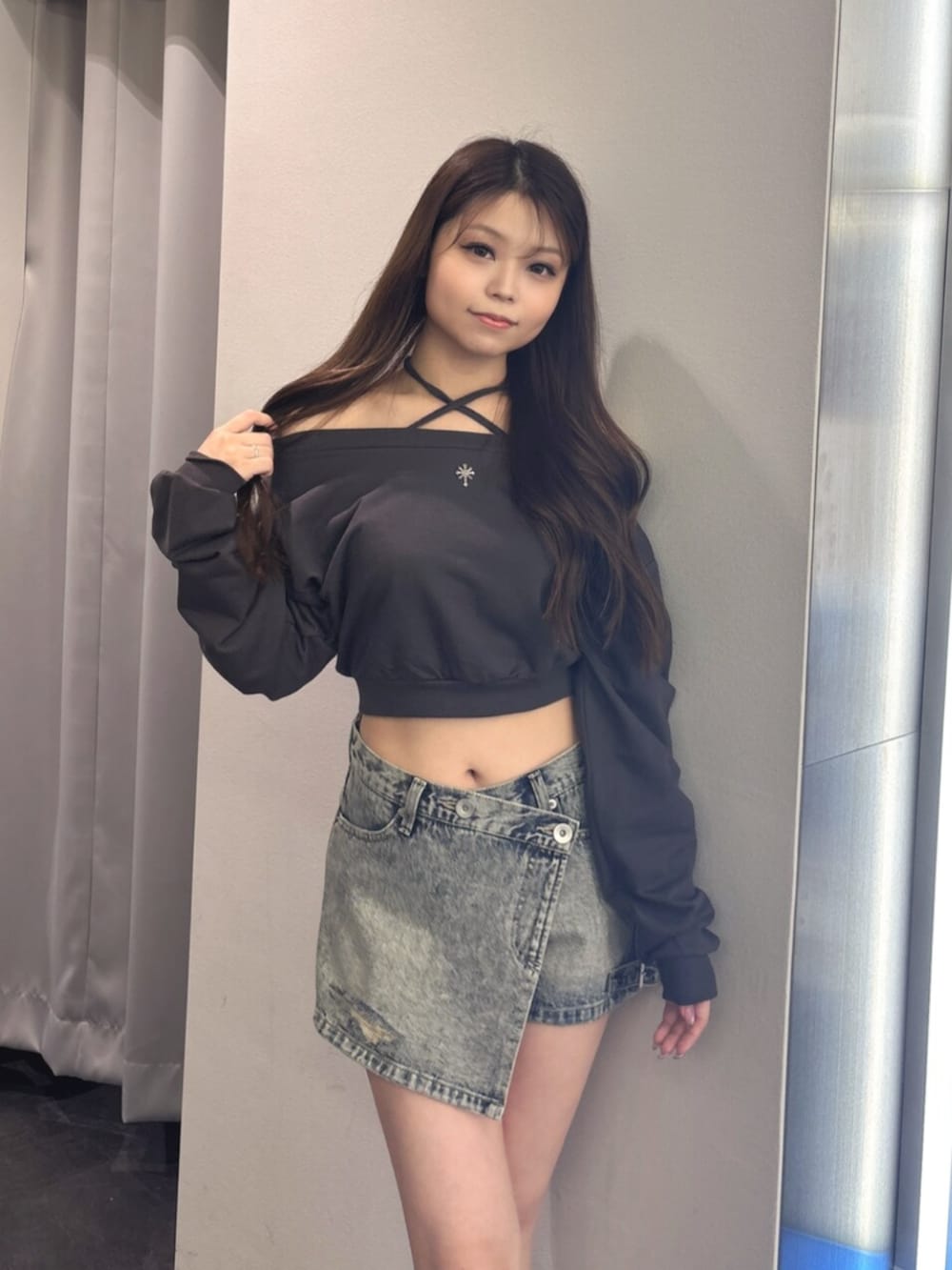 ホワイト系のサンダル、ブルー系のデニムパンツ、グレー系のスウェットを着用したレディースの夏コーディネートの4枚目の写真