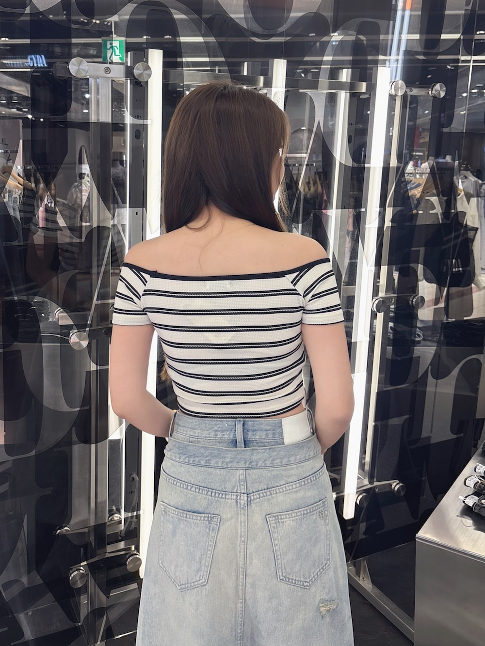 その他のTシャツ/カットソー、ブルー系のデニムスカート、ホワイト系のサンダルを着用したレディースの夏コーディネートの6枚目の写真