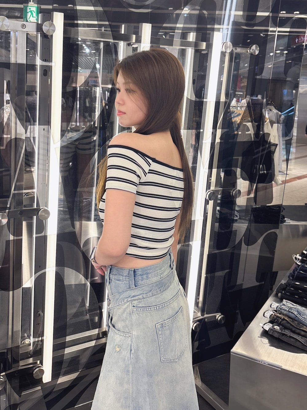 その他のTシャツ/カットソー、ブルー系のデニムスカート、ホワイト系のサンダルを着用したレディースの夏コーディネートの5枚目の写真