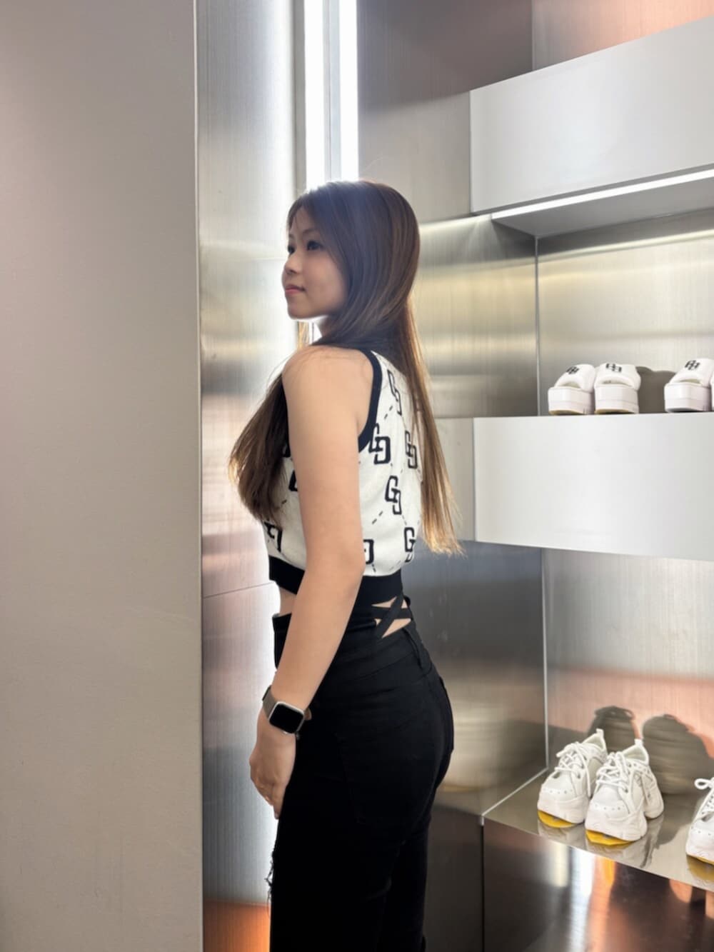 ブルー系のデニムパンツ、ホワイト系のサンダル、ピンク系のタンクトップを着用したレディースの夏コーディネートの5枚目の写真