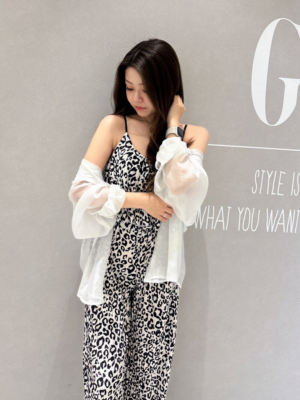 その他のキャミソール、その他のキャミソール、ホワイト系のシャツ/ブラウスを着用したレディースの春コーディネートの4枚目の写真