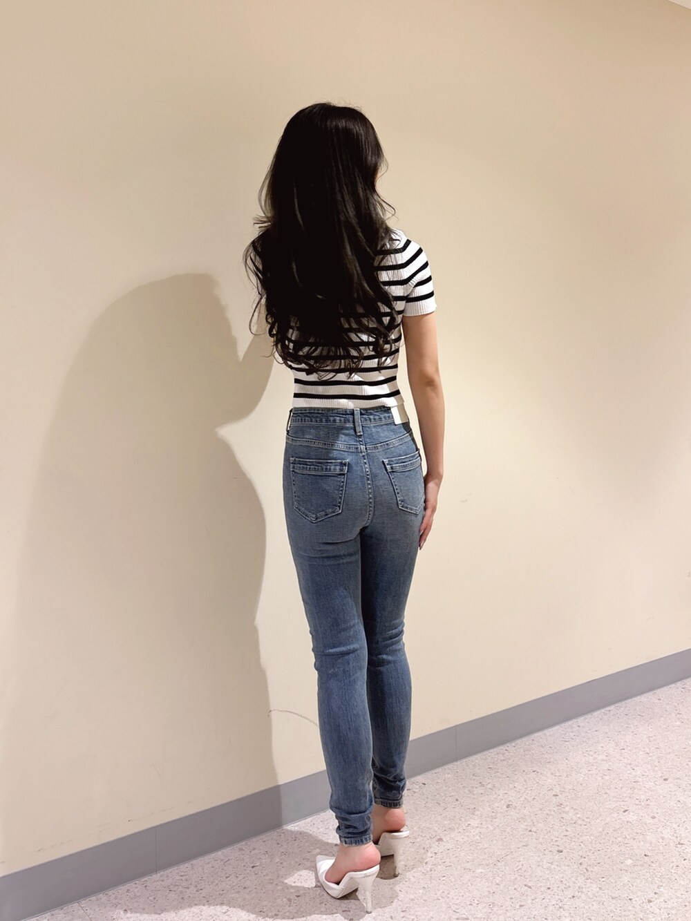 その他のニット/セーター、ブルー系のデニムパンツ、ホワイト系のパンプスを着用したレディースの夏コーディネートの3枚目の写真