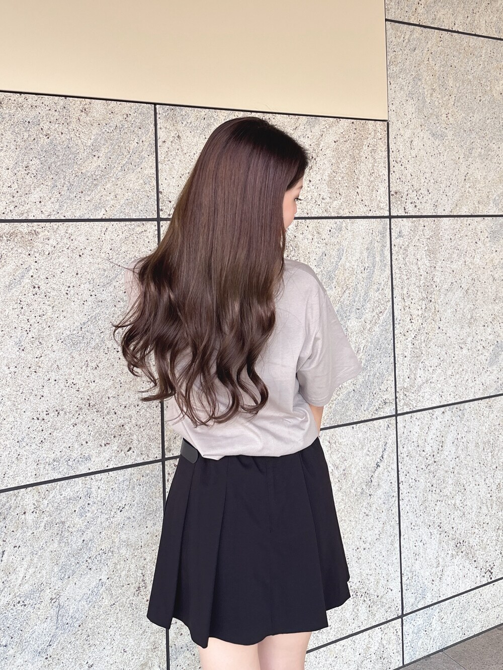 ベージュ系のTシャツ/カットソー、ブラック系のスカート、ブラック系のブーツを着用したレディースの夏コーディネートの7枚目の写真