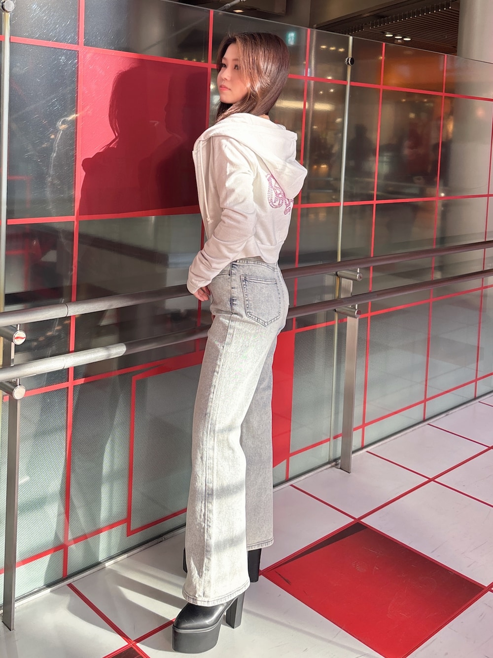 ブルー系のつなぎ/オールインワン、ホワイト系のパーカー、ブラック系のブーツを着用したレディースの冬コーディネートの2枚目の写真