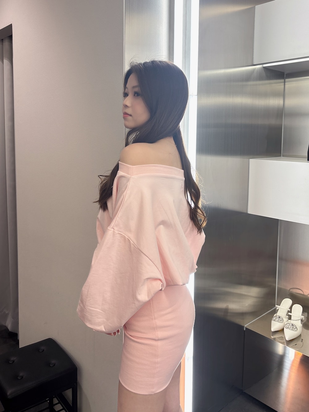 ピンク系のワンピース、ブラック系のブーツを着用したレディースの春コーディネートの5枚目の写真