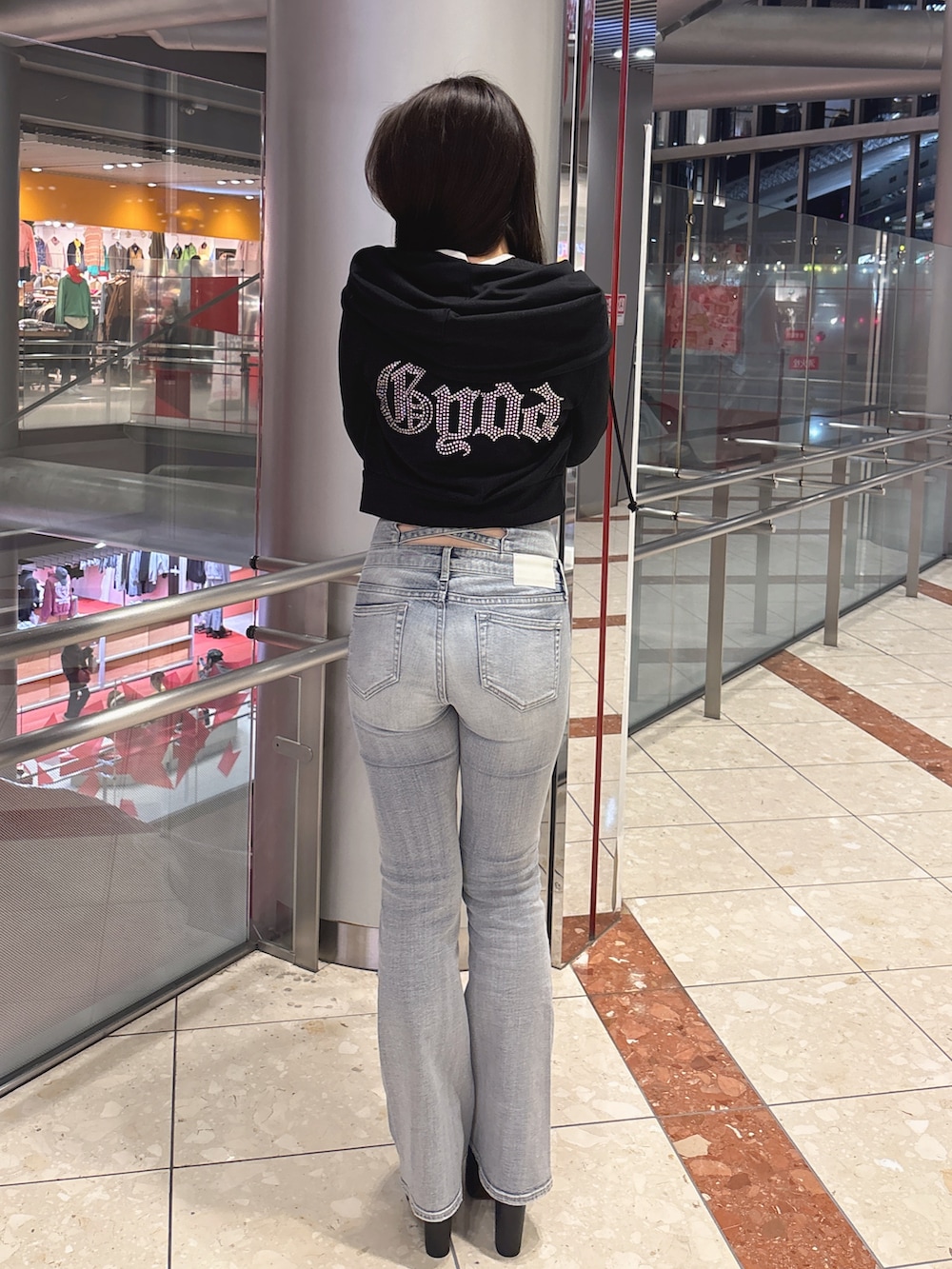 ブラック系のブーツ、ブルー系のデニムパンツ、ブラック系のニット/セーターを着用したレディースの冬コーディネートの3枚目の写真